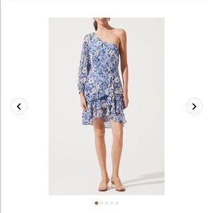 ASTR the label one shoulder floral mini dress